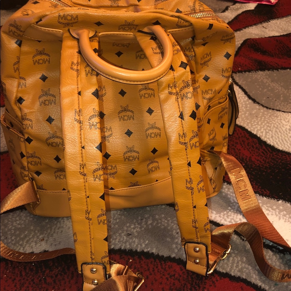 💋 Tan Backpack with Gold Accents🥰 This bag is sooo AWESOME - Picture 2 of 16